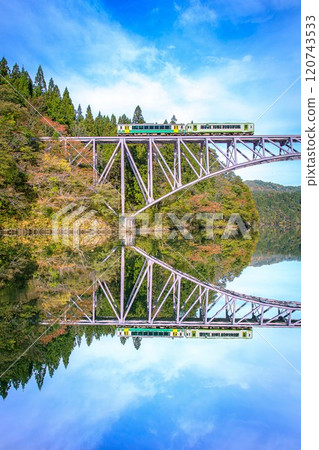 從第一隻見河大橋特寫拍攝的秋季只見線列車(福島縣三島町,11月初) 從第一隻見河大橋特寫拍攝的秋季只見線列車(福島縣三島町,11月初) 120743533