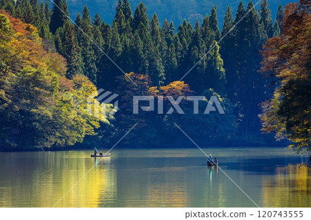 從只見線隼人站附近看到的秋天的「禦源峽渡輪」（福島縣三島町，11月上旬下午） 120743555
