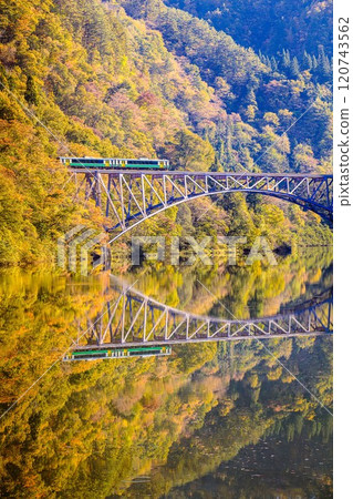 只見線，秋季穿越第一隻見川大橋的列車（福島縣三島町，11月初下午） 120743562