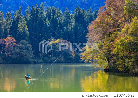 從只見線隼人站附近看到的秋天的「禦源峽渡輪」（福島縣三島町，11月上旬） 120743582