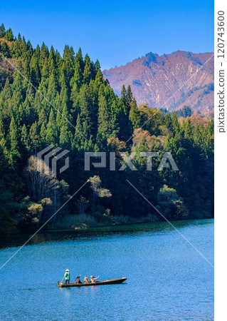 從只見線隼人站看到的秋天的「禦源峽渡輪」（福島縣三島町，11月中旬上午） 120743600