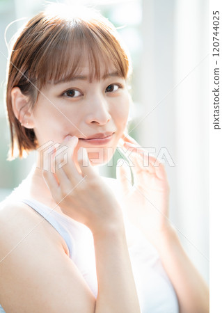 有無袖衫的小姐 120744025
