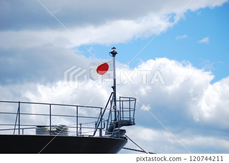 日本國旗在船頭飄揚 120744211