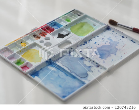 水彩顏料調色盤和畫筆 120745216
