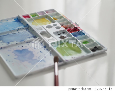 水彩顏料調色盤和畫筆 120745217