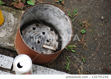 empty can ashtray 120745248