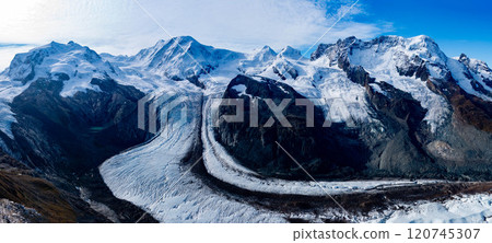 瑞士採爾馬特戈爾內格勒戈爾納冰川外的奔寧阿爾卑斯山脈 120745307