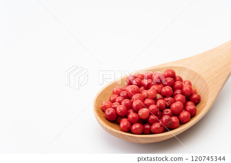 木匙上的粉紅胡椒 120745344