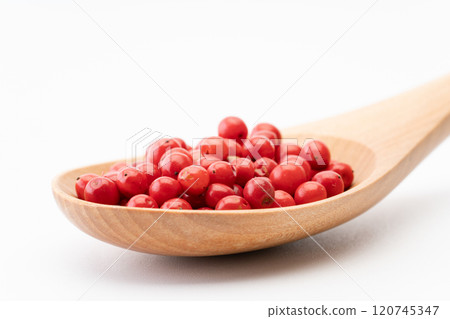 木匙上的粉紅胡椒 120745347