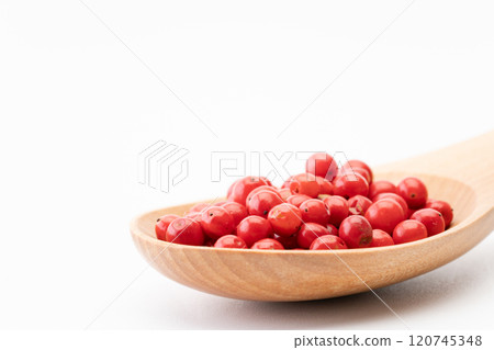木匙上的粉紅胡椒 120745348