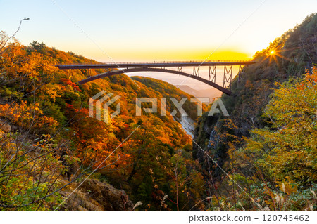 Fukushima City, Fukushima Prefecture: The Bandai-Azuma Skyline, which connects Takayu Onsen and Tsuchiyu Pass, and the autumn leaves and morning sun at Tsubakurodani Fudosawa Bridge in the morning glow 120745462