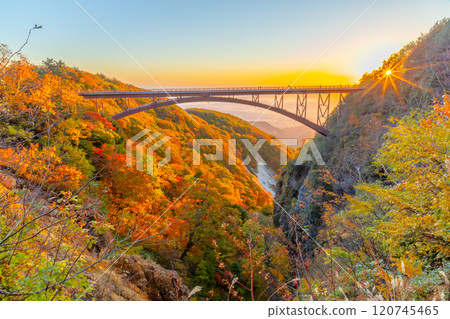 福島縣福島市,連接高湯溫泉和土湯關的萬代東天際線,日出時津巴庫穀不動澤橋的秋葉和晨光 福島縣福島市,連接高湯溫泉和土湯關的萬代東天際線,日出時津巴庫穀不動澤橋的秋葉和晨光 120745465