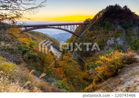 福島縣福島市，連接高湯溫泉和土湯關的萬代東天際線，日出時津巴庫穀不動澤橋的秋葉 120745466