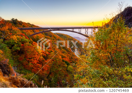 Fukushima City, Fukushima Prefecture: The Bandai-Azuma Skyline, which connects Takayu Onsen and Tsuchiyu Pass, and the autumn leaves at Tsubakurodani Fudosawa Bridge in the morning glow 120745469