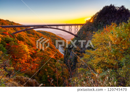 Fukushima City, Fukushima Prefecture: The Bandai-Azuma Skyline, which connects Takayu Onsen and Tsuchiyu Pass, and the autumn leaves and morning sun at Tsubakurodani Fudosawa Bridge in the morning glow 120745470