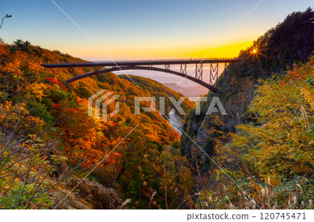 Fukushima City, Fukushima Prefecture: The Bandai-Azuma Skyline, which connects Takayu Onsen and Tsuchiyu Pass, and the autumn leaves and morning sun at Tsubakurodani Fudosawa Bridge in the morning glow Fukushima City, Fukushima Prefecture: The Bandai-Azuma Skyline, which connects Takayu Onsen and Tsuchiyu Pass, and the autumn leaves and morning sun at Tsubakurodani Fudosawa Bridge in the morning glow 120745471