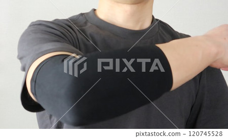 手臂上戴著支架的人的特寫 120745528