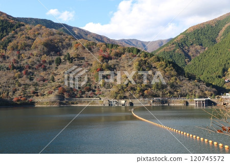 Lake Okutama 120745572