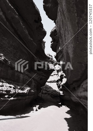 面對懸崖 120745837