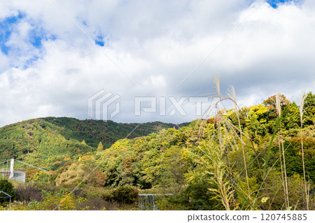 秋天的天空被群山包圍 120745885
