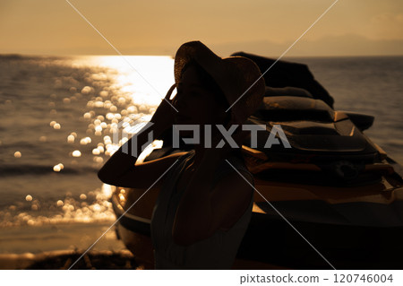 海上日落和女人剪影 120746004