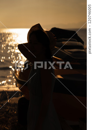 海上日落和女人剪影 120746005