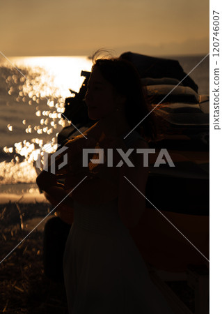 海上日落和女人剪影 120746007