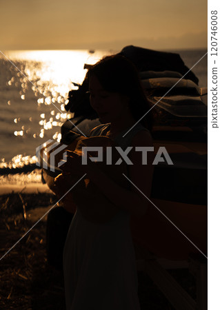 海上日落和女人剪影 120746008