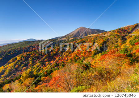 福島縣福島市，連接高湯溫泉和土湯關的萬代東天際線，天狗花園和東小富士附近鮮豔的秋葉 120746040
