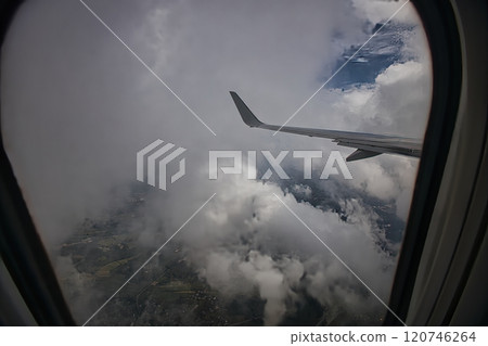 從飛機窗口的視圖 從飛機窗口的視圖 120746264