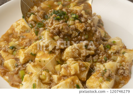 將麻婆豆腐盛入盤中。 將麻婆豆腐盛入盤中。 120746279