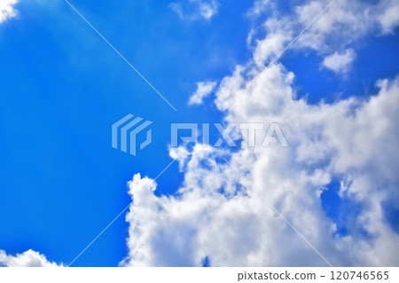 漂浮在藍天上的雲彩 漂浮在藍天上的雲彩 120746565
