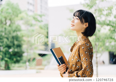 微笑的大學生，背景是校園 120746728