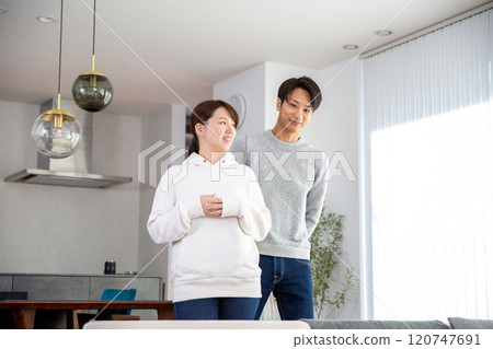 年輕的日本夫婦，室內休閒 120747691