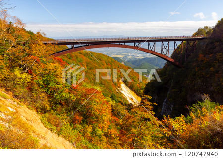 Fukushima City, Fukushima Prefecture: The Bandai-Azuma Skyline, which connects Takayu Onsen and Tsuchiyu Pass, and the view of Fudosawa Bridge and autumn leaves in Tsubakuro Valley Fukushima City, Fukushima Prefecture: The Bandai-Azuma Skyline, which connects Takayu Onsen and Tsuchiyu Pass, and the view of Fudosawa Bridge and autumn leaves in Tsubakuro Valley 120747940