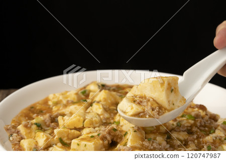 麻婆豆腐：用湯匙把搖晃的麻婆豆腐舀起來。 120747987