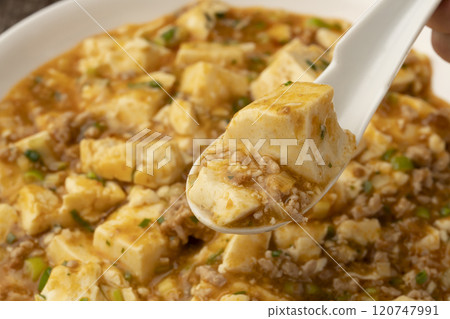 麻婆豆腐：用湯匙把搖晃的麻婆豆腐舀起來。 120747991