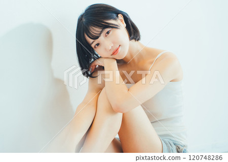 黑髮短鮑勃女人的美麗形象 120748286