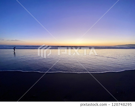 Sunset in Santa Monica 120748295