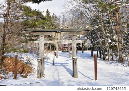 拍攝北海道森町宿延神社境內冬季的雪景 拍攝北海道森町宿延神社境內冬季的雪景 120748635