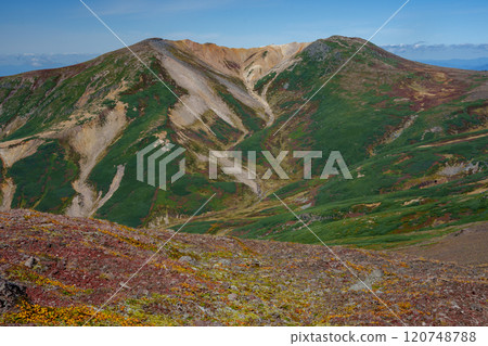 Climbing Mount Daisetsu Ohachidaira: Autumn foliage at Japan's 100 famous mountains, a spectacular view in Hokkaido 120748788