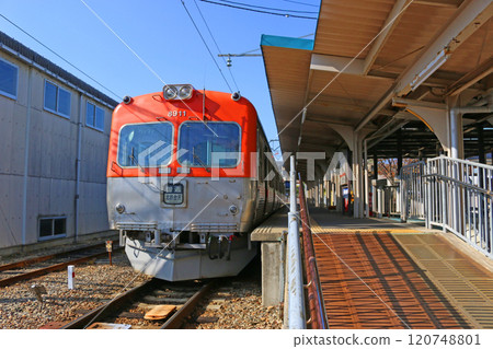A train parked at Uchinada Station 120748801