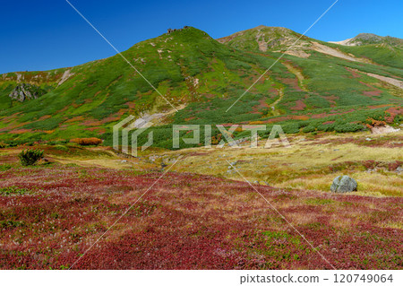 Climbing Mount Asahidake in the Daisetsuzan Mountains: A splendid view of the autumn foliage of the 100 famous mountains in Japan, Hokkaido 120749064