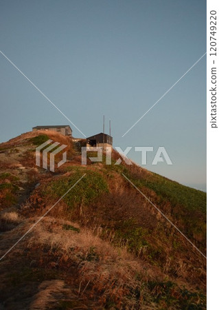 Late autumn at the Honyama hut on Mount Iide, one of Japan's 100 famous mountains 120749220