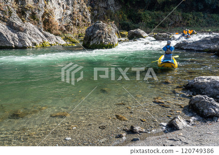 深秋時節，我在奧多摩禦岳谷尋找秋的殘跡時，突然出現了沿著山澗順流而下的獨木舟和橡皮艇。 120749386