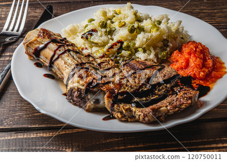 entrecote on the bone with rice and vegetables and spicy tomato sauce entrecote on the bone with rice and vegetables and spicy tomato sauce 120750011