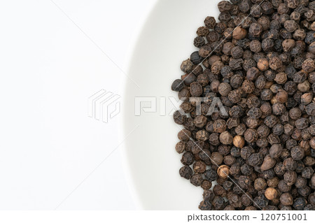 Close up of whole black peppercorns Close up of whole black peppercorns 120751001