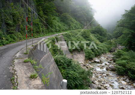 A cliff-edge road 120752112