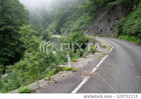 一條路沿著懸崖延伸 120752113