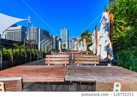 東京都品川區天王洲島的城市景觀 天王洲島第三海濱廣場（木板路） 120752251